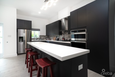 ACROSS FROM BEACH--SOUTH SOUND--3BED/3.5BATH TOWNHOUSE--FENCED YARD--THE MANTRAS