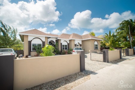 CANAL FRONT - FAMILY HOME SAVANNAH
