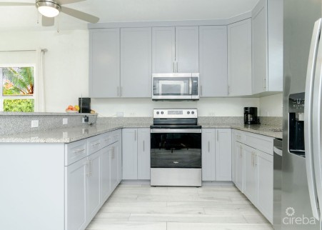 COCONUT VILLAGE - REDUCED - 3BEDS LAKEFRONT HOME