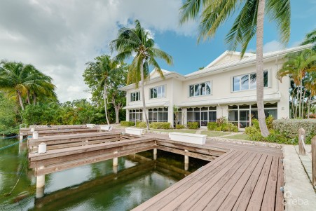 THE MOORINGS, STUNNING CANAL FRONT TOWNHOME, 3 BED 3.5 BATHROOM WITH GORGEOUS VIEWS OF THE CANAL