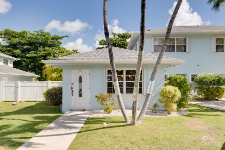 PALM SPRINGS SPACIOUS ONE BED - RARE FIND