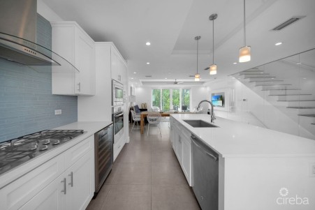 SOUTH BAY ESTATES - 4 BED TOWNHOME WITH EXCEPTIONAL FLOOR PLAN