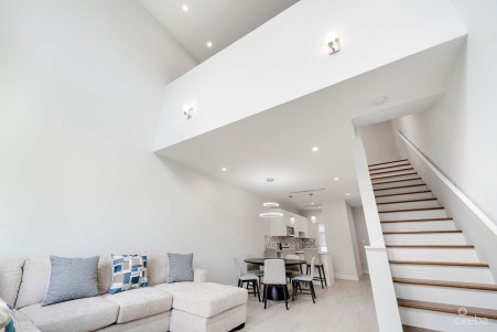 SPACIOUS & MODERN 3 BR TOWNHOME - EXCELLENT LOCATION!