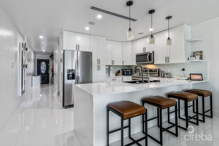 #6 LAKESHORE VILLAS / 2 BED PLUS DEN / 3 BATH