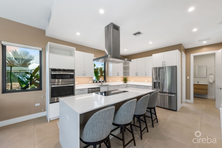 BLUE PALMS TOWNHOME 3  WITH ROOFTOP OCEAN VIEWS
