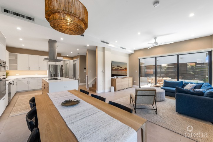 BLUE PALMS TOWNHOME 3  WITH ROOFTOP OCEAN VIEWS