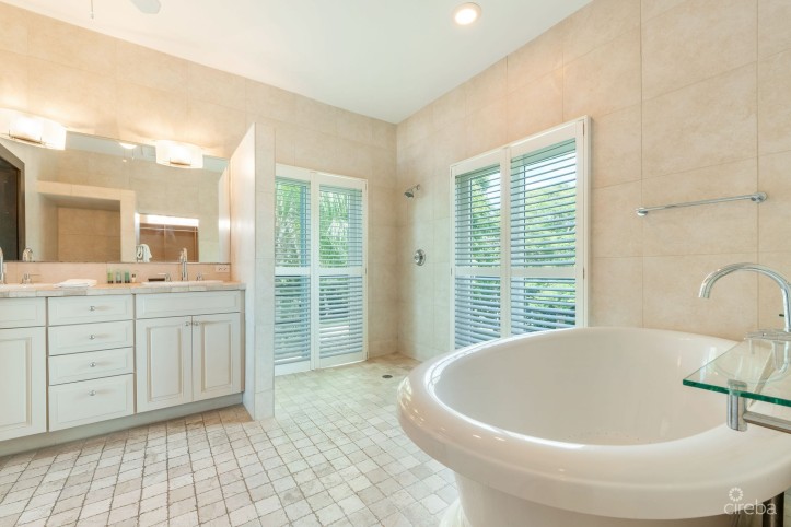 VILLA MORA SOUTH SOUND BEACHFRONT