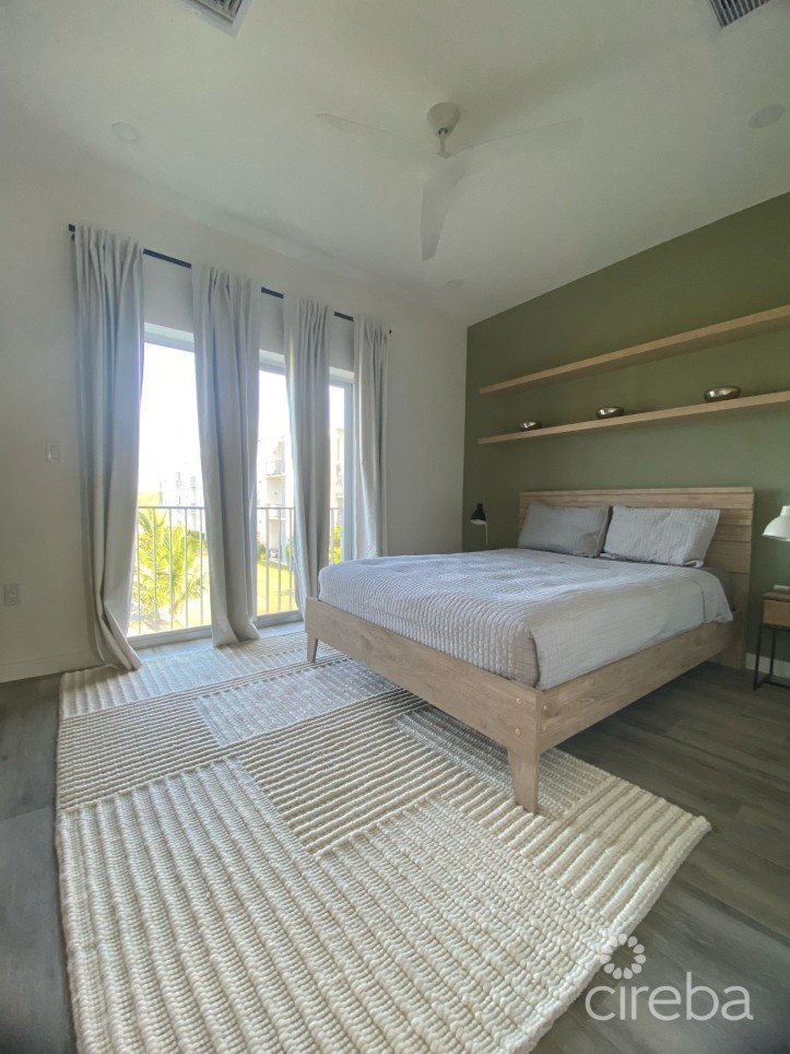 19 NORTH 1 BED RENOVATED WITH LAKE VIEW