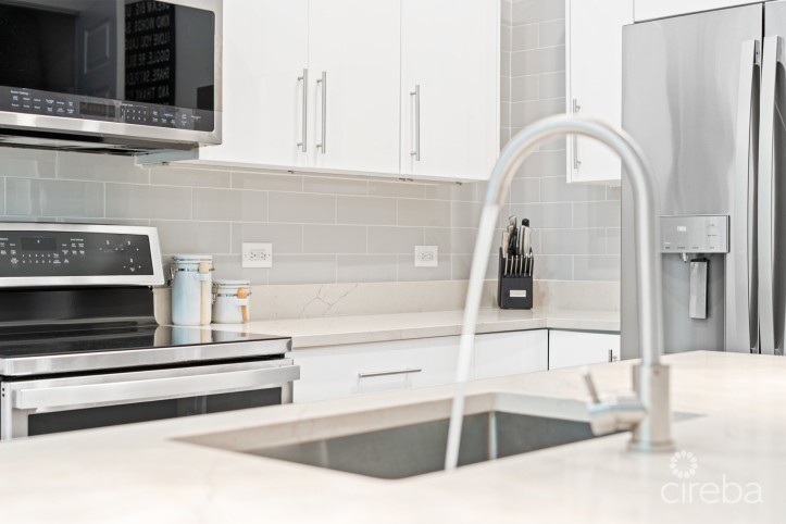 ELEVEN PARC TOWNHOME – PRIME LOCATION IN SEVEN MILE BEACH CORRIDOR