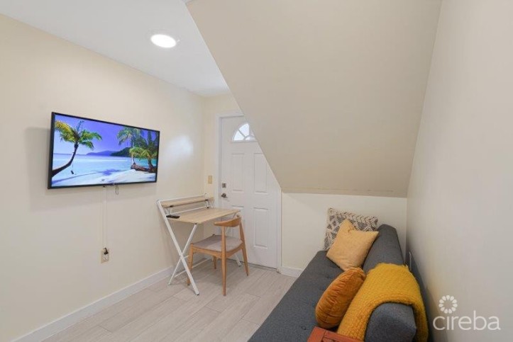 BOHO BEACH STUDIO 20 STEPS TO THE BEACH!