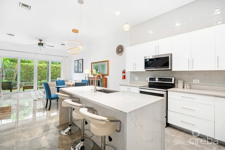 ELEVEN PARC TOWNHOME – PRIME LOCATION IN SEVEN MILE BEACH CORRIDOR