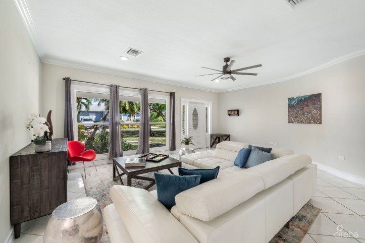 SPACIOUS 4-BEDROOM HOME IN TROPICAL GARDENS