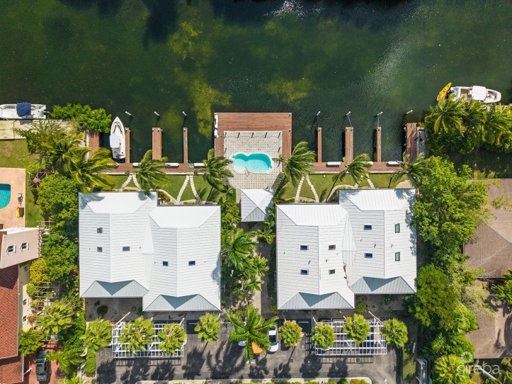 THE MOORINGS, STUNNING CANAL FRONT TOWNHOME, 3 BED 3.5 BATHROOM WITH GORGEOUS VIEWS OF THE CANAL