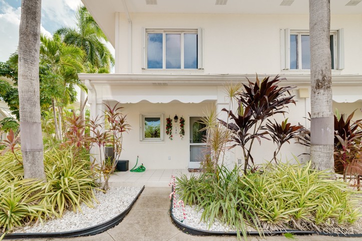 THE MOORINGS, STUNNING CANAL FRONT TOWNHOME, 3 BED 3.5 BATHROOM WITH GORGEOUS VIEWS OF THE CANAL