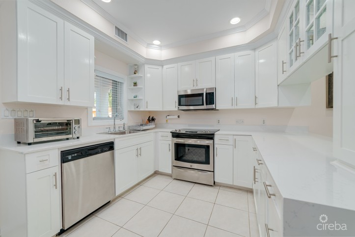 THE MOORINGS, STUNNING CANAL FRONT TOWNHOME, 3 BED 3.5 BATHROOM WITH GORGEOUS VIEWS OF THE CANAL