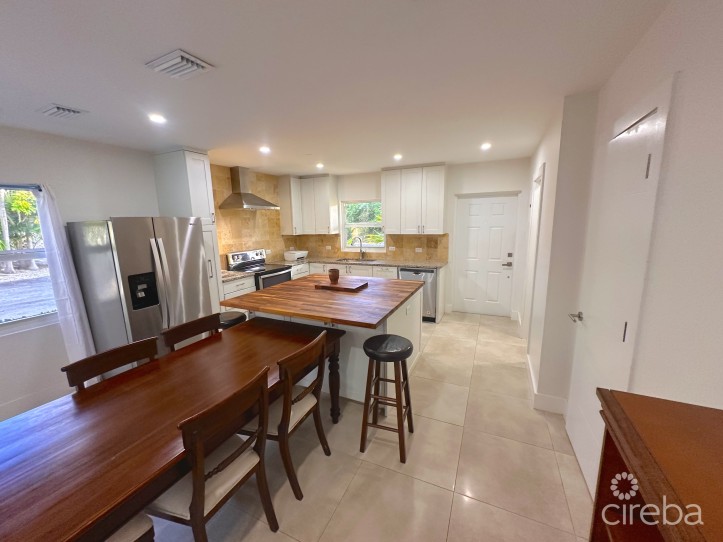 GLEN EDEN RENOVATED 2 BED END UNIT WITH ENCLOSED YARD