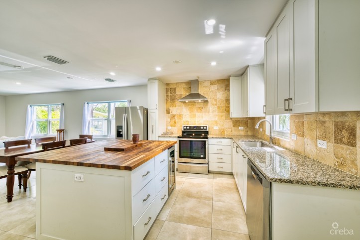 GLEN EDEN RENOVATED 2 BED END UNIT WITH ENCLOSED YARD