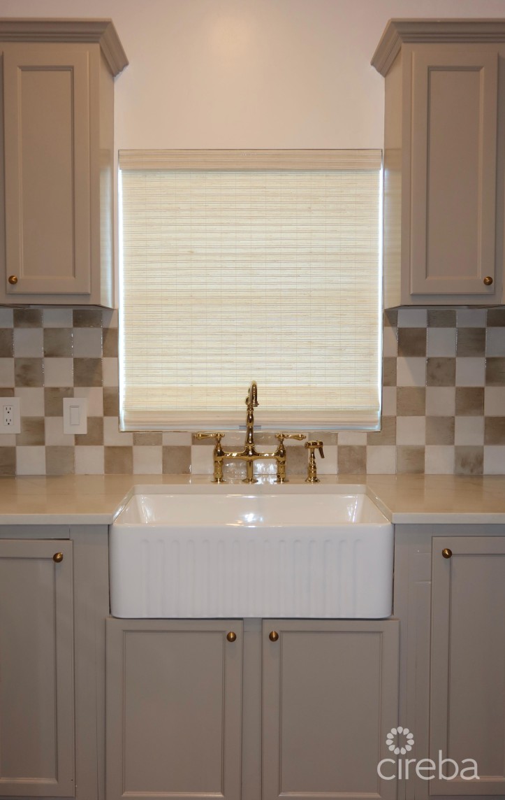 BEAUTIFULLY RENOVATED UNIT IN WALKERS SOUTH