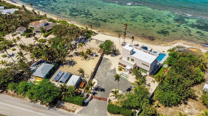 5 BED BEACH FRONT ESTATE - HALCYON POINT