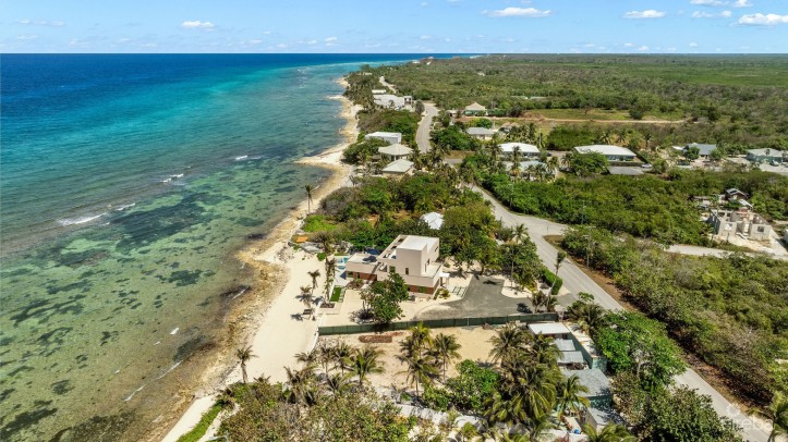 5 BED BEACH FRONT ESTATE - HALCYON POINT