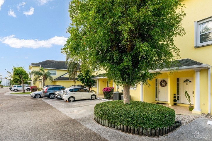 SPACIOUS 3 BED + DEN TOWNHOME AT L'AMBIENCE
