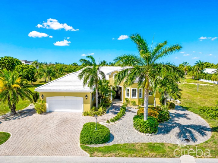 THE SHORES FAMILY HOME  WITH SWIMMING POOL