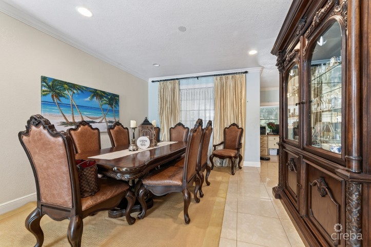 SAVANNAH NEWLANDS FAMILY HOME WITH POOL, OUTSDIE BAR & INCOME-GENERATING GUEST SUITE