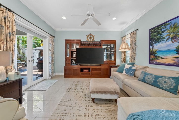SAVANNAH NEWLANDS FAMILY HOME WITH POOL, OUTSDIE BAR & INCOME-GENERATING GUEST SUITE