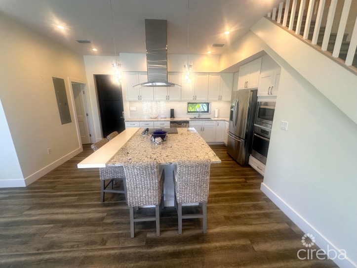 LARGE SEAHAVEN 2 BED WITH POOL - OCEANVIEW AND CANAL FRONT