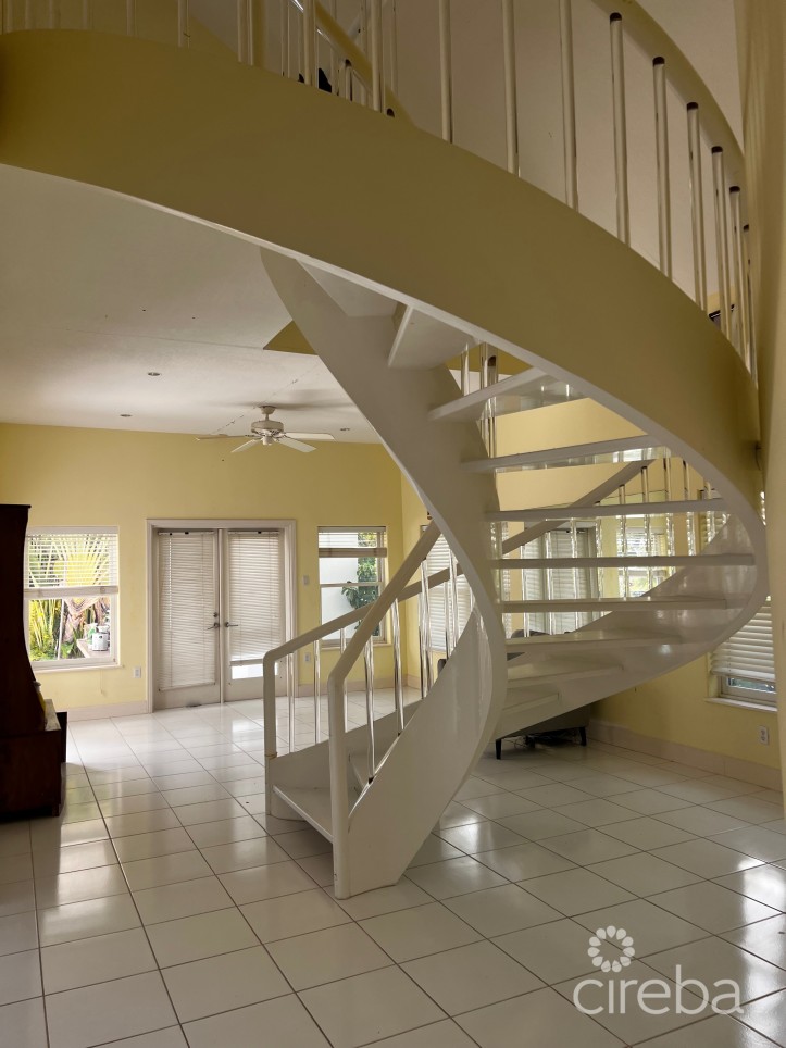 CANAL POINT - CANAL FRONT RESIDENCE