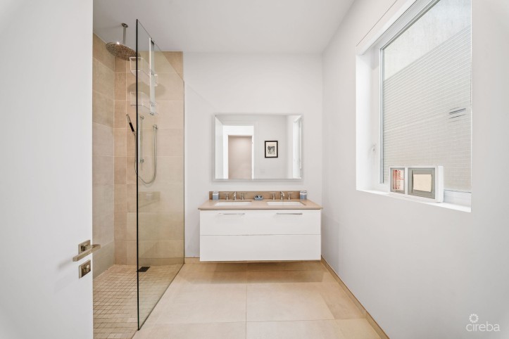 SOLARA #104 | LUXURY TOWNHOUSE IN CRYSTAL HARBOUR