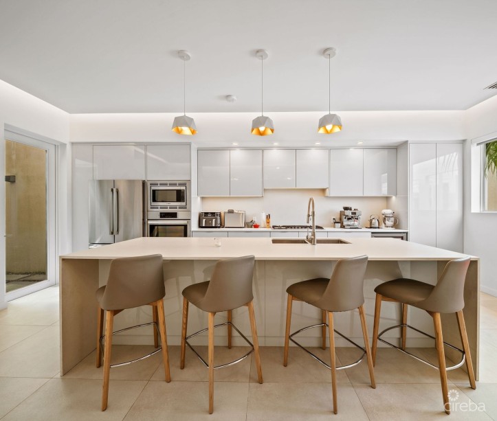 SOLARA #104 | LUXURY TOWNHOUSE IN CRYSTAL HARBOUR